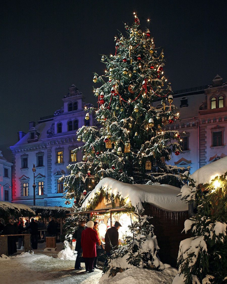 Regensburg Christmas market in the snow